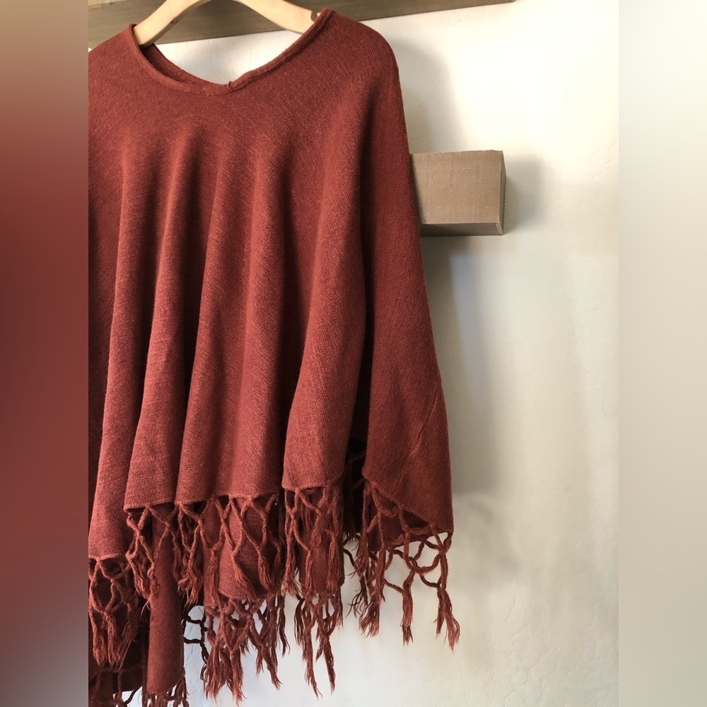Burnt orange/Rust Pancho,asymmetrical cut with fringe detail•Slouchy boho style - Picture 4 of 5